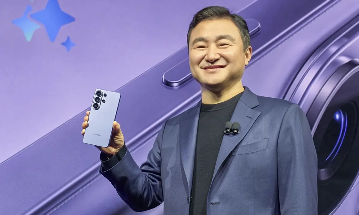 Chủ tịch Samsung: 'Tác nhân AI đang gần gũi hơn nhờ smartphone'