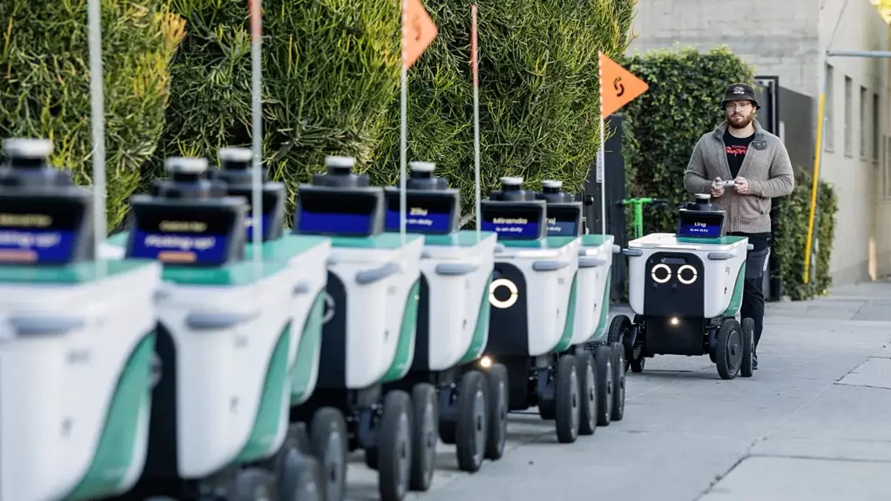 Nghề 'chăn' robot giao hàng